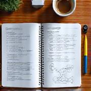 Imagen de un cuaderno y lápiz, representando una guía de estudio